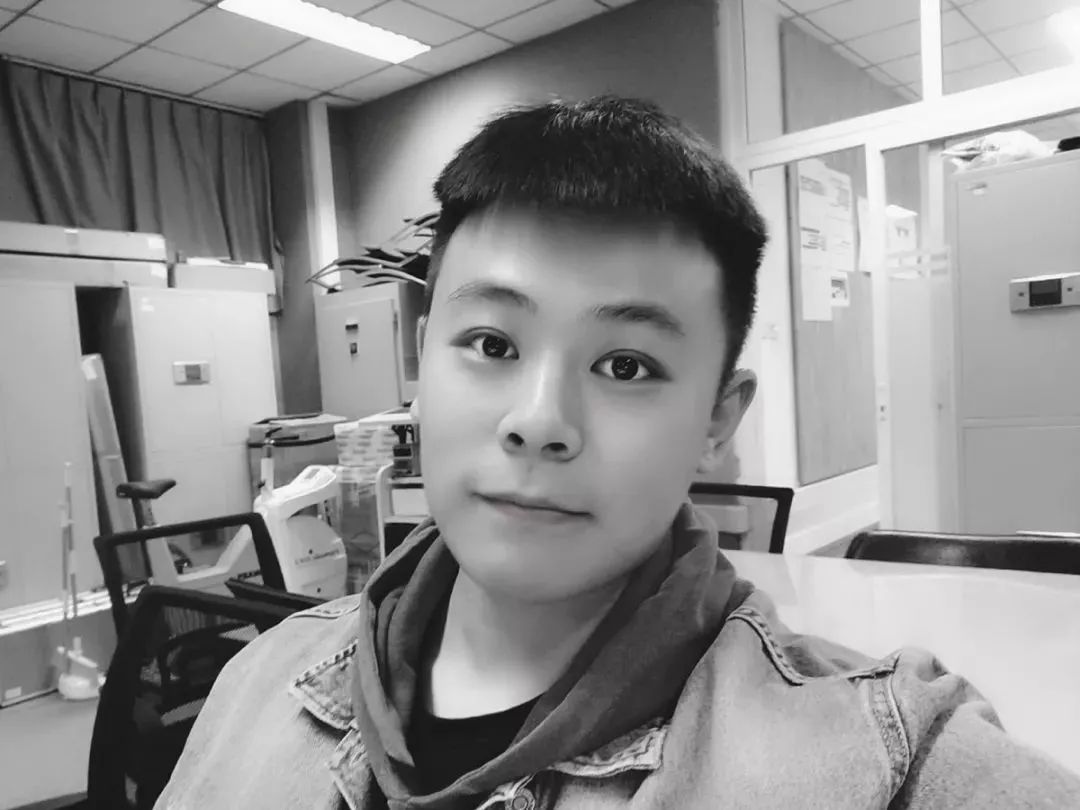 图片包含 人员, 室内, 墙壁, 年轻 描述已自动生成