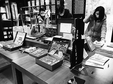 春节临近 文创伴手礼市场火了 几十元到上百元不等